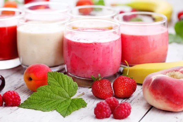 Hausgemachte fruchtige Smoothies — Stockfoto