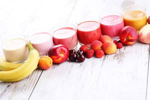 Hausgemachte fruchtige Smoothies — Stockfoto