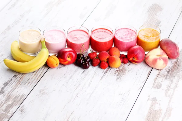 Hausgemachte fruchtige Smoothies — Stockfoto