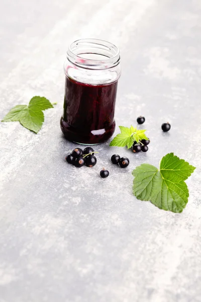 Hausgemachte Marmelade aus schwarzen Johannisbeeren — Stockfoto