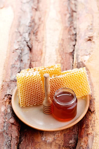 Honig mit Waben — Stockfoto