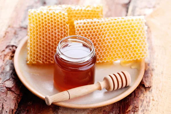 Mel com favo de mel — Fotografia de Stock