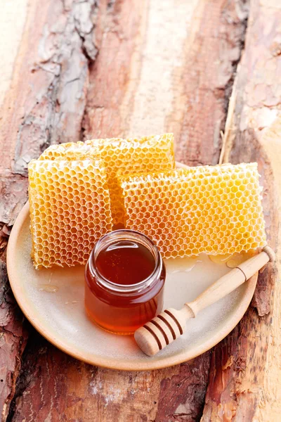 Miel avec nid d'abeille — Photo