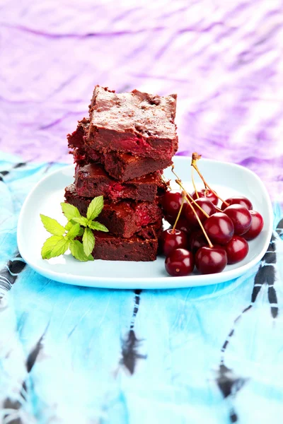 Pilha de brownie com cerejas — Fotografia de Stock