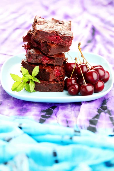 Pilha de brownie com cerejas — Fotografia de Stock