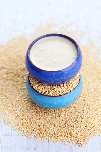 Tahini caseiro na mesa — Fotografia de Stock