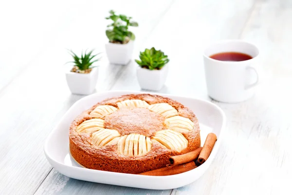 Tarte aux pommes maison à la cannelle — Photo