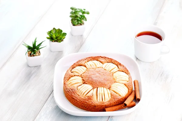 Домашний яблочный пирог с корицей — стоковое фото