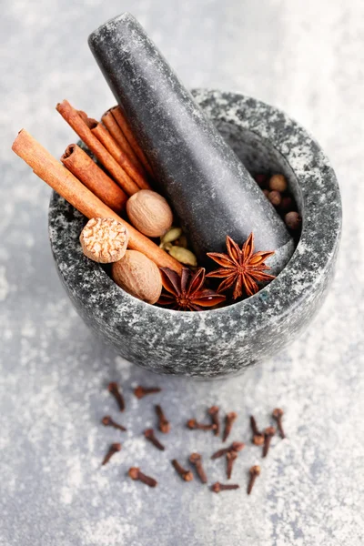 Gingerbread spices with mortar and pestle — Stock Photo, Image