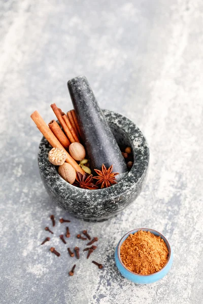 Especiarias de gengibre com argamassa e pilão — Fotografia de Stock