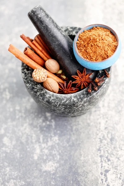 Condimente de turtă dulce cu mortar și pestle — Fotografie, imagine de stoc