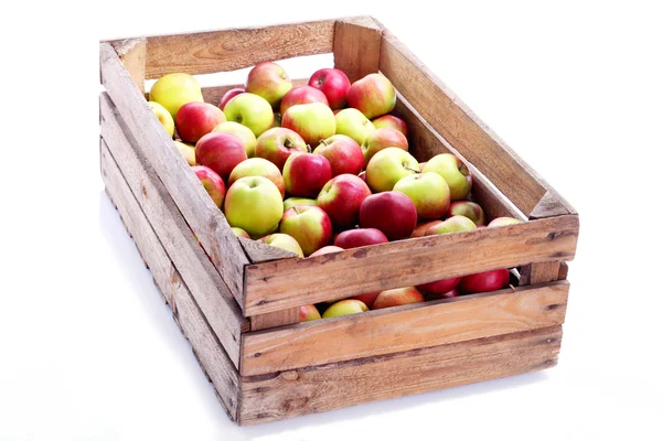 Boîte à caisses en bois pleine de pommes fraîches — Photo