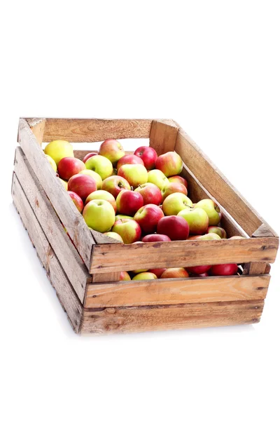 Boîte à caisses en bois pleine de pommes fraîches — Photo