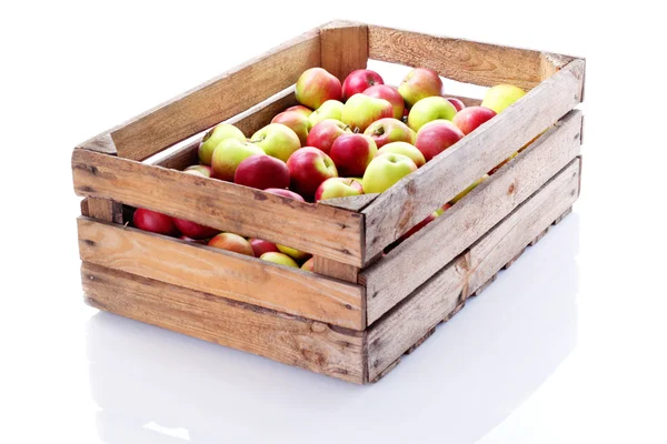 Деревянная коробка со свежими яблоками — стоковое фото