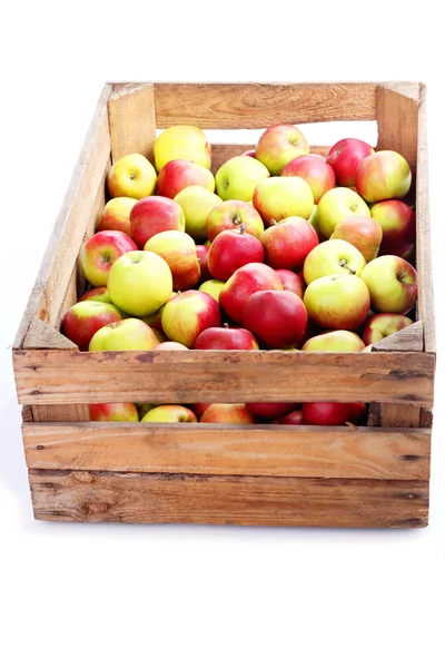 Деревянная коробка со свежими яблоками — стоковое фото