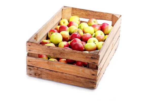 Ξύλινα κιβώτιο κουτί γεμάτο φρέσκα μήλα — Φωτογραφία Αρχείου