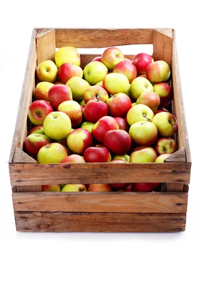 Дерев'яна ящик, повна свіжих яблук — стокове фото