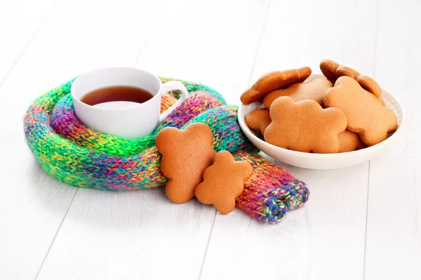 Biscuits au pain d'épice avec une tasse de thé — Photo