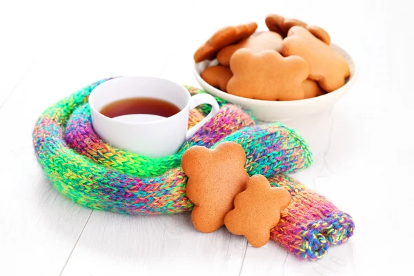 Biscotti di pan di zenzero con tazza di tè — Foto Stock