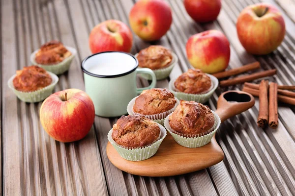 Apple ve yulaf ile lezzetli muffins — Stok fotoğraf