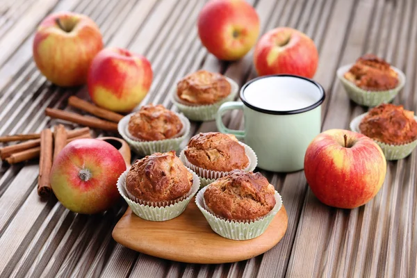 Apple ve yulaf ile lezzetli muffins — Stok fotoğraf