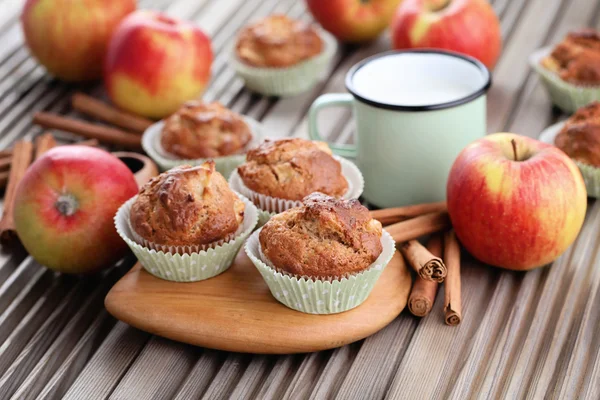 Deliziosi muffin con mela e avena — Foto Stock