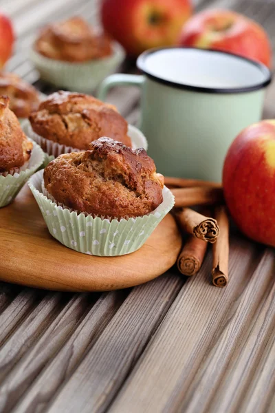 Läckra muffins med äpple och havre — Stockfoto