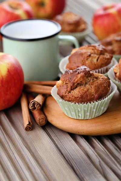 Leckere Muffins mit Apfel und Hafer — Stockfoto