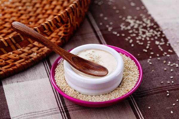 Tahini caseiro na tigela — Fotografia de Stock