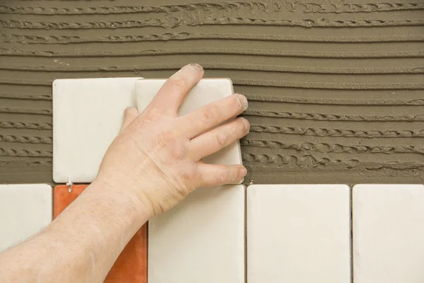 Man installing ceramic tile — Stock Photo, Image