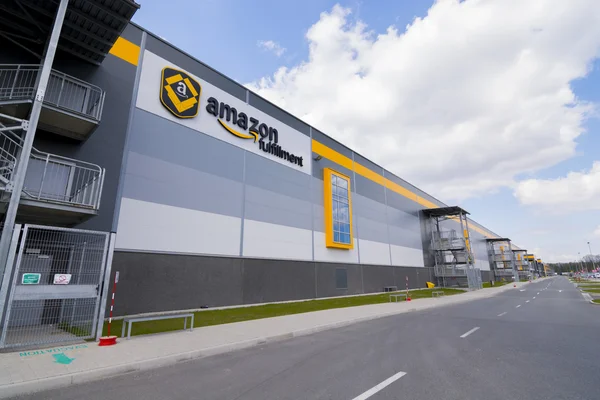 BIELANY, POLAND - MAY 04, 2016: The newly opened warehouse of re — Stock Photo, Image