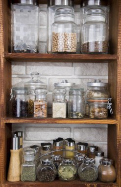 Kuruyemiş, Kuruyemiş, baharat ve otlar ile kavanoz kitche üzerinde