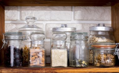 Kurutulmuş meyve ve fındık ile kavanoz 