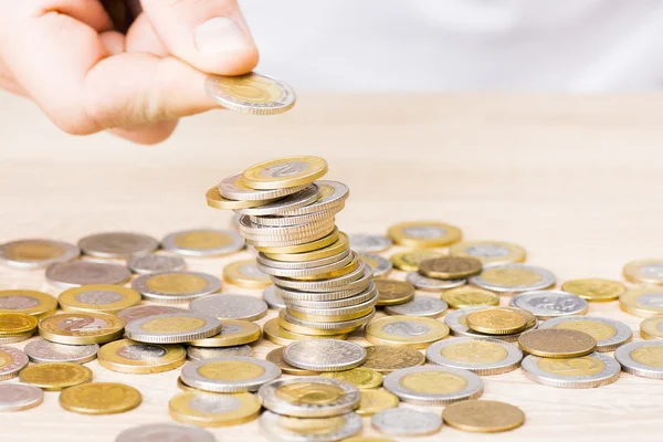 Hombre apilando monedas — Foto de Stock