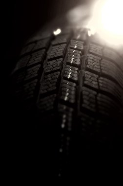 Siyah arka plan ve arka ışık izole lastiği