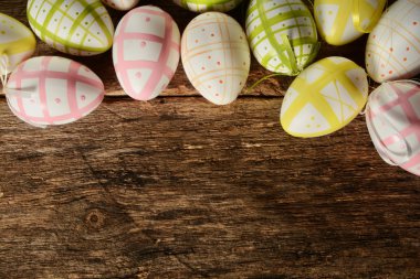 Ahşap arka planda paskalya yumurtaları 