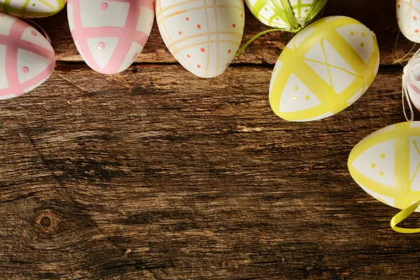 Oeufs de Pâques sur fond en bois — Photo