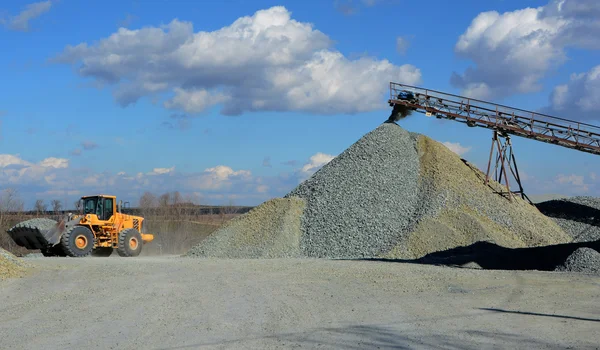 Grote gele mijnbouw vrachtwagen — Stockfoto