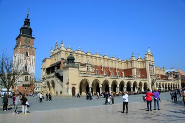 Krakow, Polonya - 10 Nisan 2015: Sukiennice tarihsel Merkezi