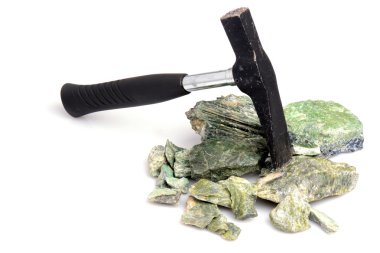 Çekiç ve üzerinde beyaz izole serpentynite 