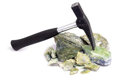 Çekiç ve üzerinde beyaz izole serpentynite 