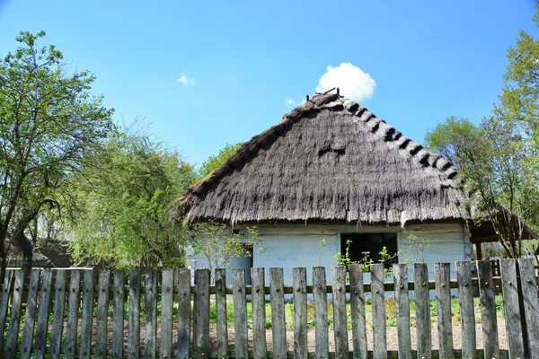 LUBLIN, POLONIA - 27 APRILE: Vecchia casa con tetto di paglia nella ope — Foto Stock