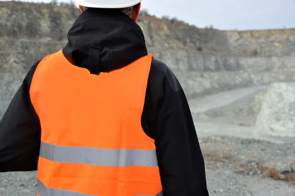 Trabajador en un casco — Foto de Stock