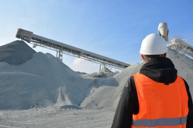 Çakıl üretim arka planda çalışan ve ağır makine