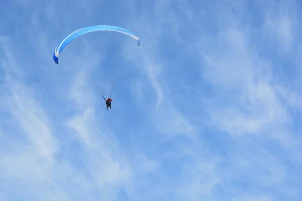 A paraglider gliding over sky — Stock Photo, Image