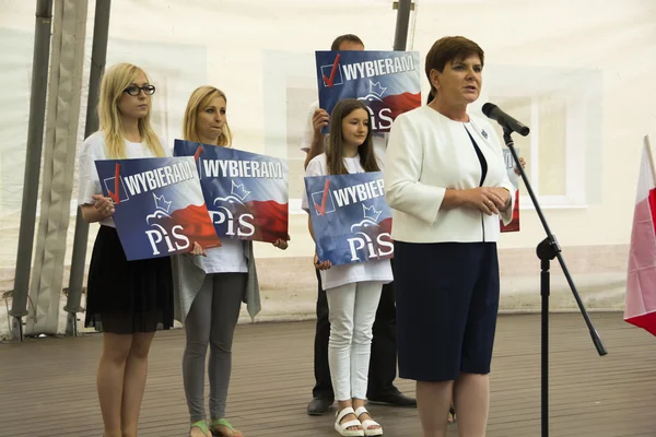 SWIDNIK, POLONIA - 21 de agosto de 2015: Beata Szydlo durante el parliamen —  Fotos de Stock