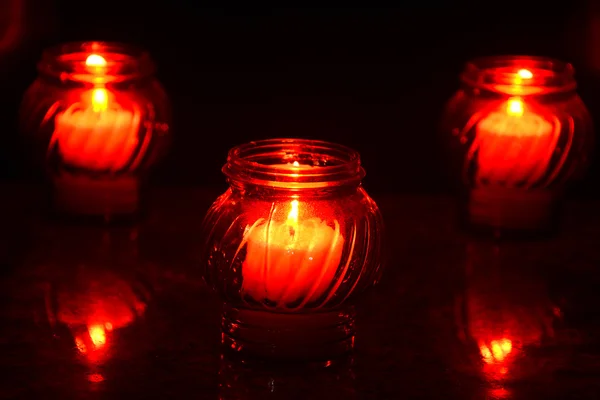Bougies brûlant dans un cimetière pendant la Toussaint — Photo