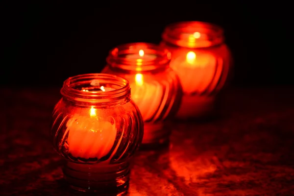 Velas queimando em um cemitério durante o Dia de Todos os Santos — Fotografia de Stock