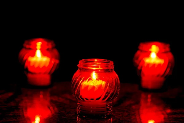 諸聖人の日の間に、墓地で燃焼蝋燭 — ストック写真