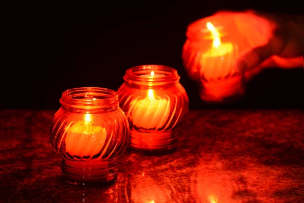Bougies brûlant dans un cimetière pendant la Toussaint — Photo